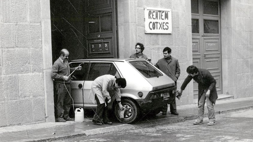 Sabíeu que... el Taller Alba oferia anys enrere un servei de neteja de cotxes?