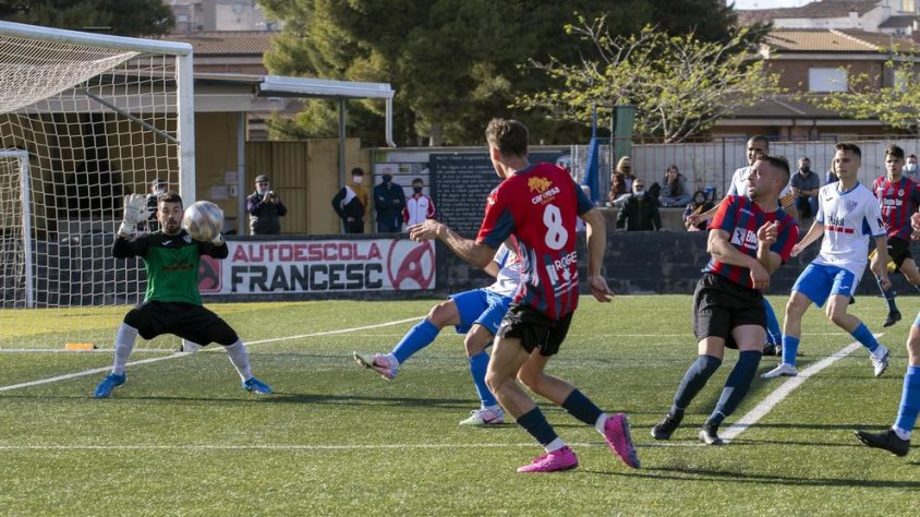 Un jugador del Tàrrega intenta una rematada a portaria durant el partit d’ahir contra el Mollerussa