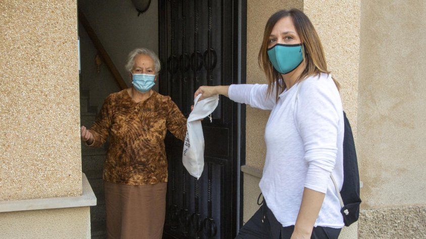 L’alcaldessa d’Anglesola a l’entregar ahir a una veïna una bossa de panets beneïts