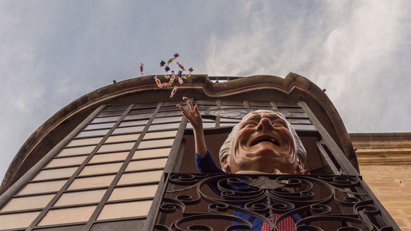 Fotografia del capgròs de la Rosalia a la balconada de la Cambra de Comerç