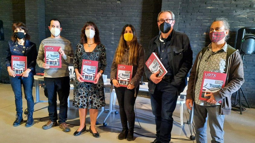 Foto de família de les autoritats amb un exemplar de la revista 'URTX' a les mans