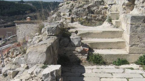 Entre les restes de la planta actual del castell de Guimerà podem observar, al mateix peu de l'antiga entrada, la base de pedra d'una premsa de vi sobre l'empedrat del pati del castell. A l'esquerra, encara queden les escales de pedra que pujaven a l'altr