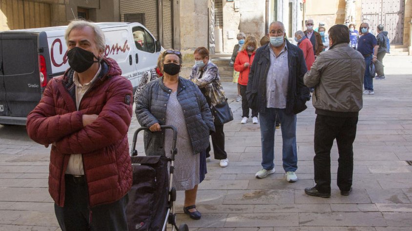 Veïns de 56 a 59 anys de Tàrrega fent cua per vacunar-se a la biblioteca