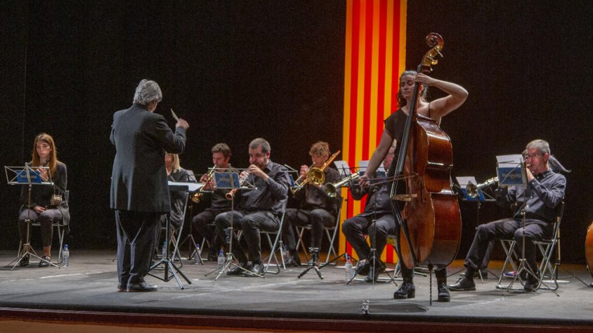 Casas, que es va iniciar en el contrabaix als 7 anys, va interpretar dos peces amb la Bellpuig Cobla