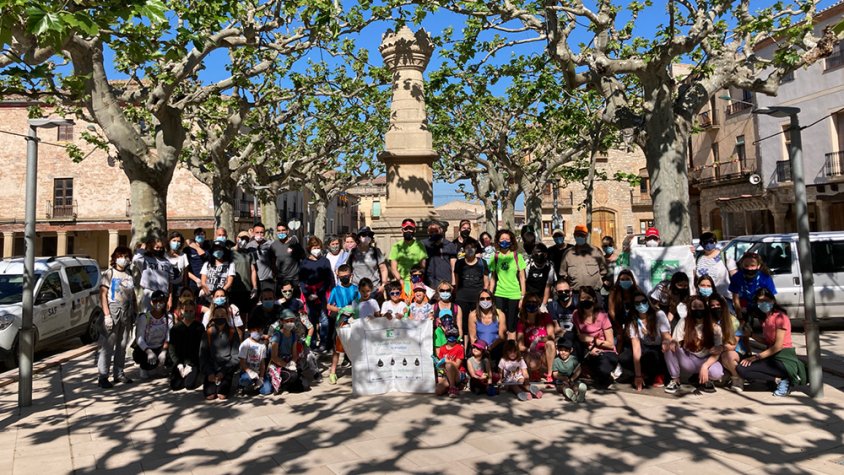 Foto de família dels participants en la jornada de neteja