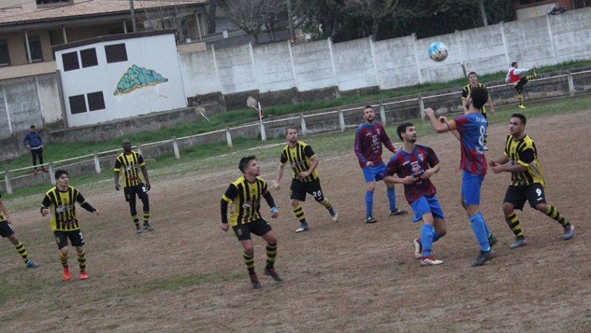 Un moment del partit jugat al camp del Torà