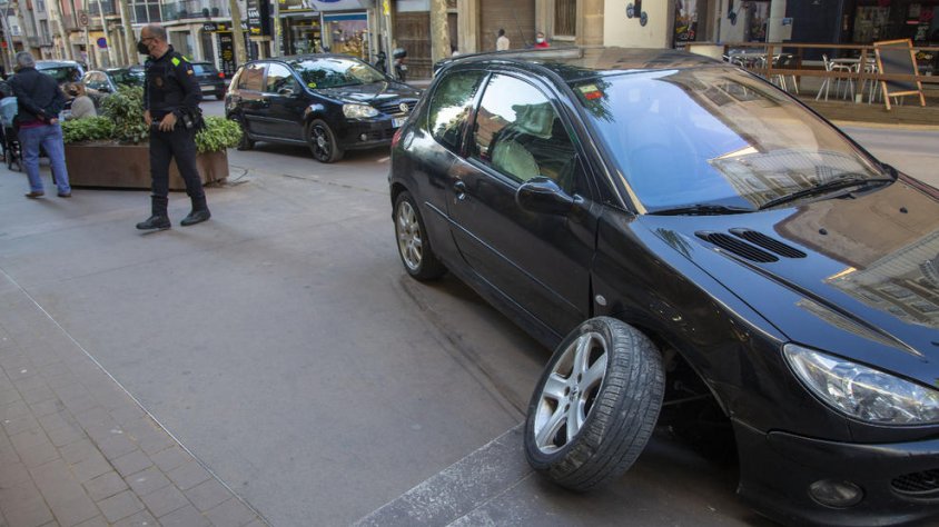 Imatge del vehicle accidentat a l’avinguda Catalunya