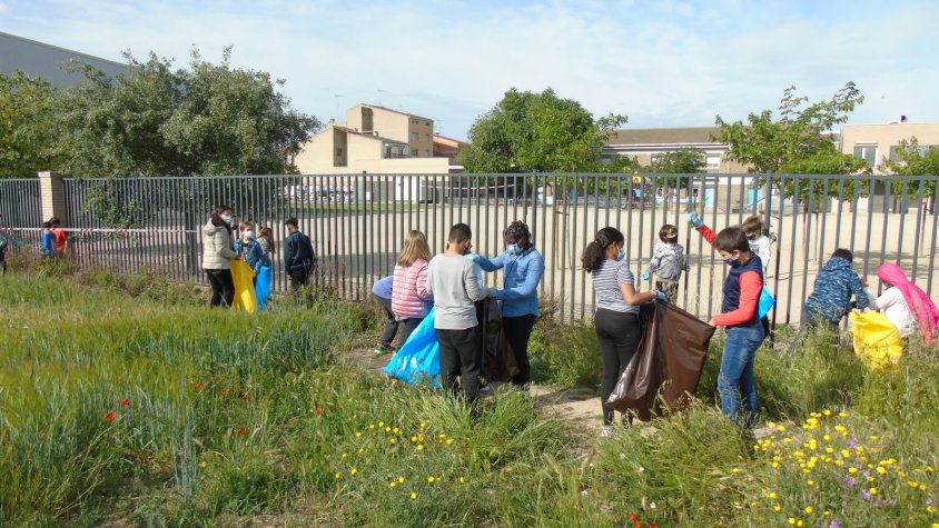 Alumnes de l'escola recollint residus