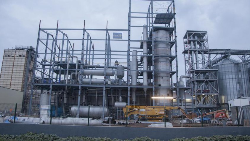 Imatge de les instal·lacions de Borges a Tàrrega, on s'aprecia maquinària de construcció