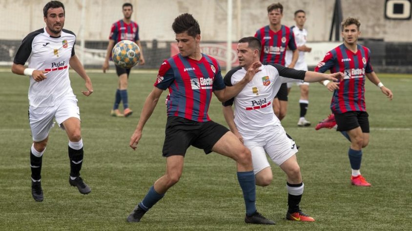Florica, del Tàrrega, disputa la pilota davant d'un jugador del Borges mentre n'arriba un altre per ajudar-lo