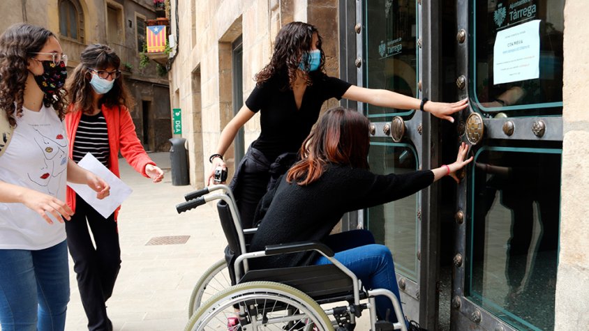 Joves de Tàrrega analitzen l'accessibilitat d'una vintena d'equipaments públics