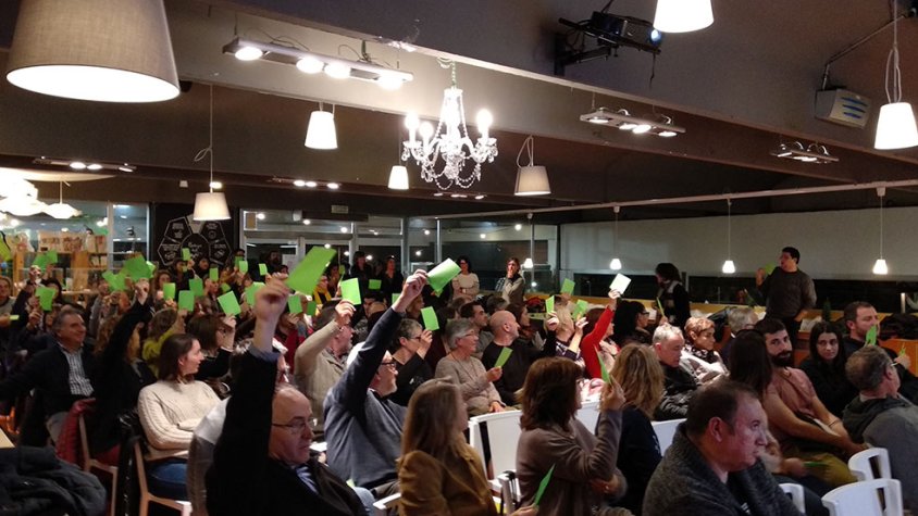 Imatge de la votació durant l'assemblea celebrada divendres passat