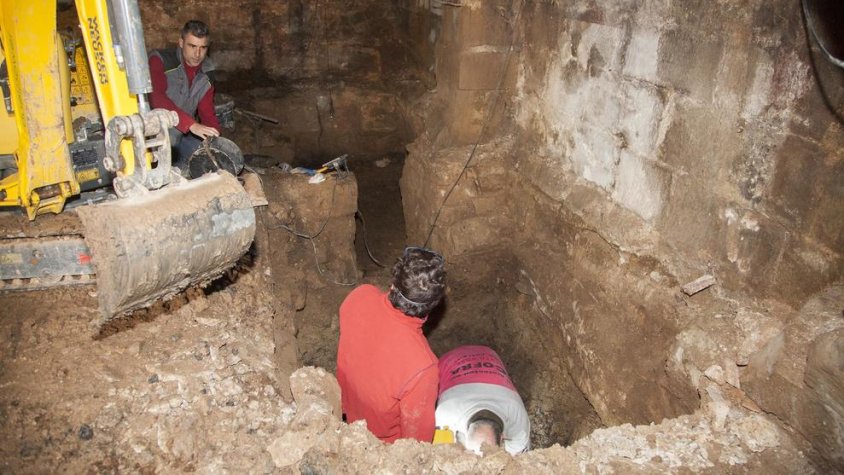 Imatges de les obres al molí i l’obús que van trobar