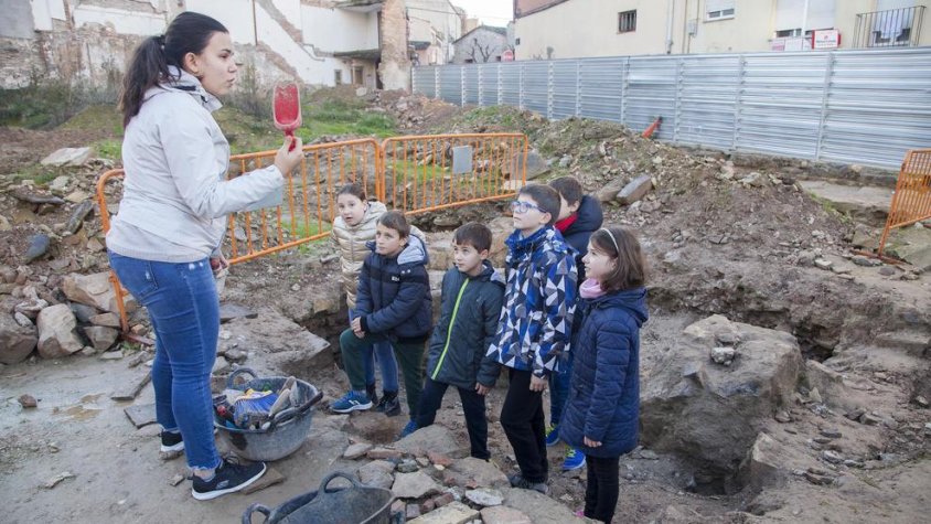 Alumnes de l'escola Jacint Verdaguer que van participar ahir en el taller d'arqueologia que organitza el Museu Comarcal de l'Urgell