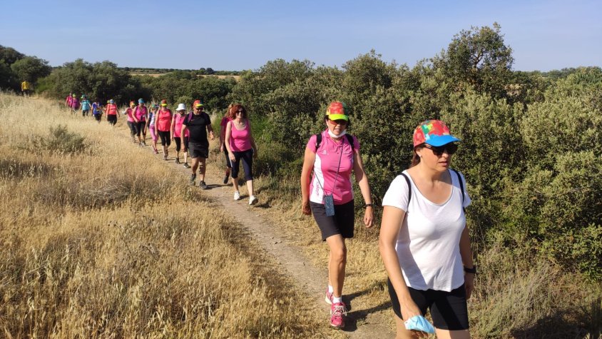 Una vuitantena de persones participen en la primera caminada rural de l'associació Verge del Pedregal