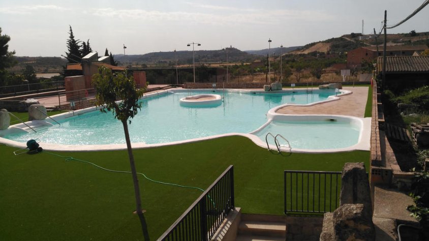 Belianes exigeix que els joves no es banyin a la piscina de nit