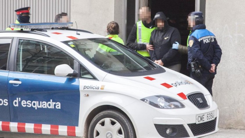 Moment del trasllat del detingut ahir en l'operació policial a Tàrrega
