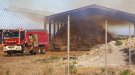Sufoquen un aparatós incendi en un paller al costat de la C-14 a Altet