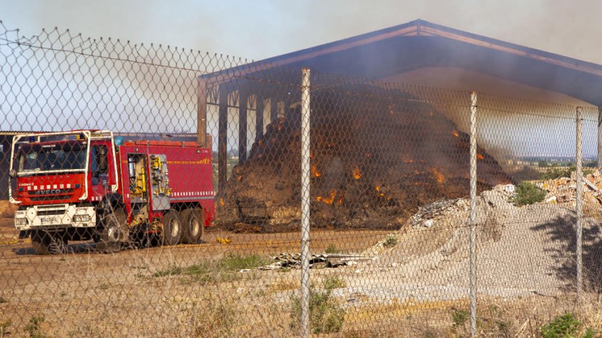 Sufoquen un aparatós incendi en un paller al costat de la C-14 a Altet