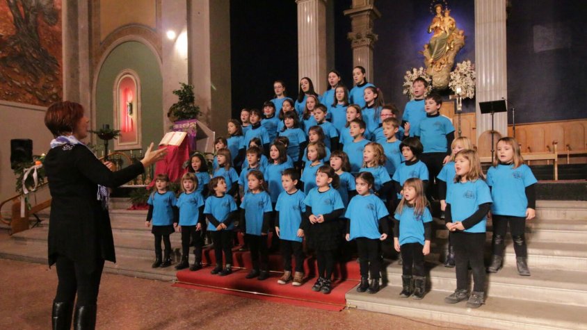La Coral Infantil Mestre Güell durant una actuació