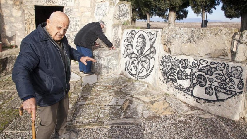 Amenós ha dibuixat centenars de figures i formes a les pedres, com les que mostra a la imatge
