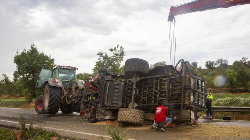 Il·lès a l'accidentar-se amb el tractor a l'L-303 a Puigverd d'Agramunt