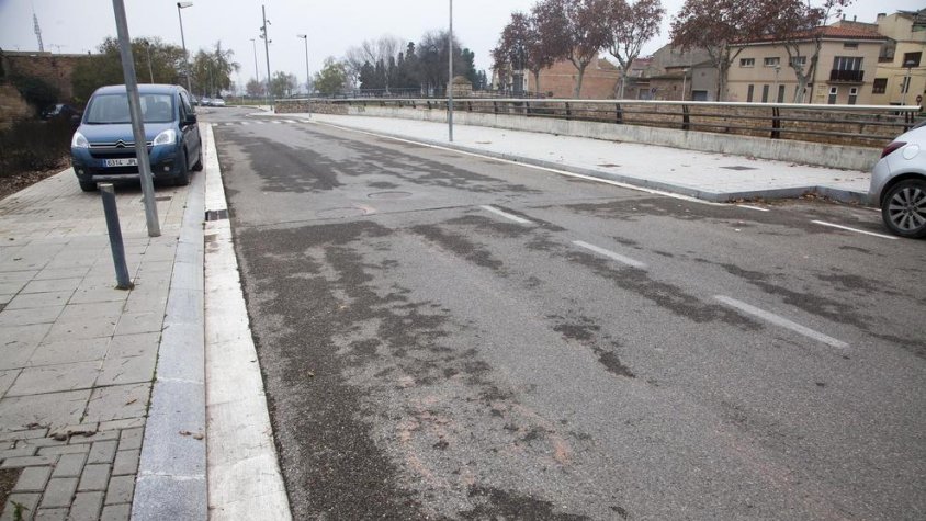 Restes de la senyalització esborrada del carril bici al carrer Joan Tous de Tàrrega
