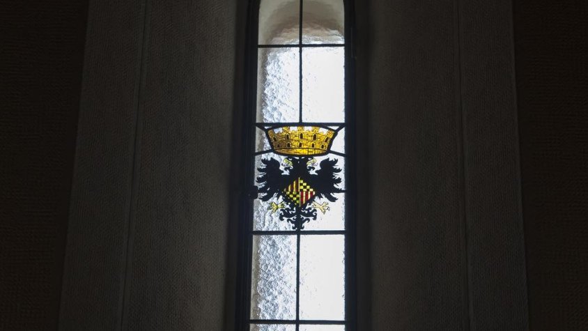 Un dels nous vitralls del temple