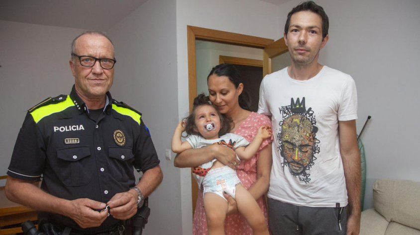 El nadó a qui un policia local de Tàrrega va salvar la vida ja és a casa