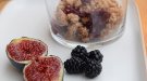 'Crumble' de móres, figues i poma. Esmorzars que enamoren