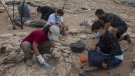 Arqueòlegs i estudiants excaven a la necròpolis tumulària d’Almenara