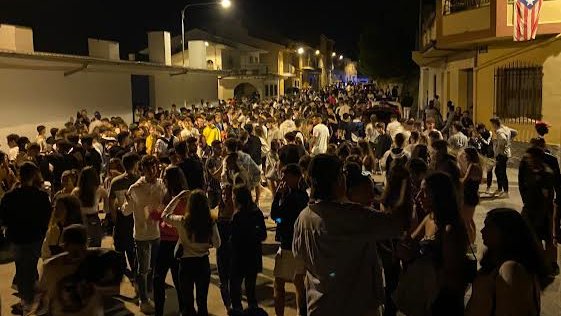 Desenes de joves durant una concentració coincidint amb la festa major a Agramunt