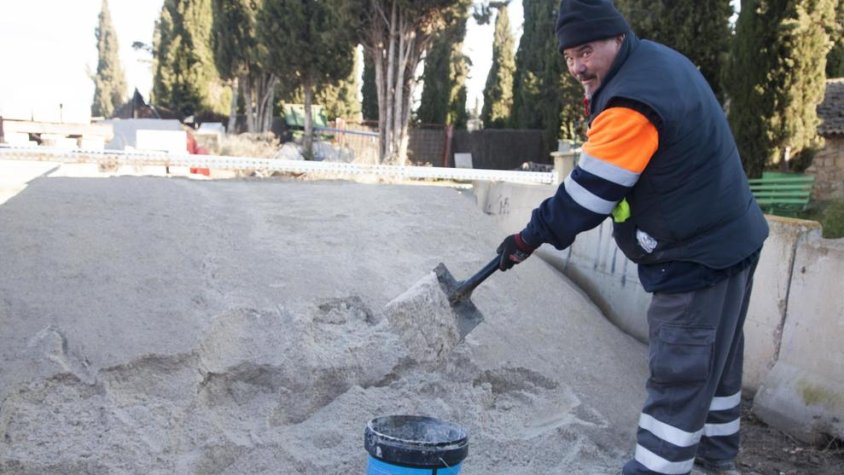 Un operari de la brigada municipal de Tàrrega preparant la potassa que escampa pels carrers