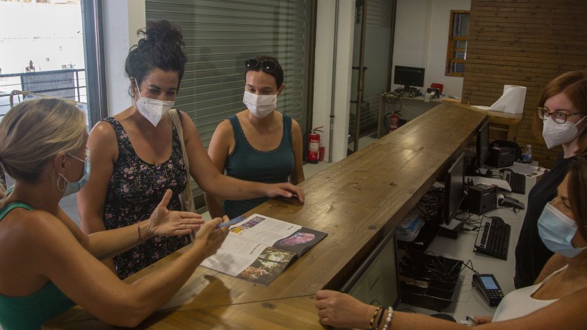 Unes clientes comprant entrades ahir