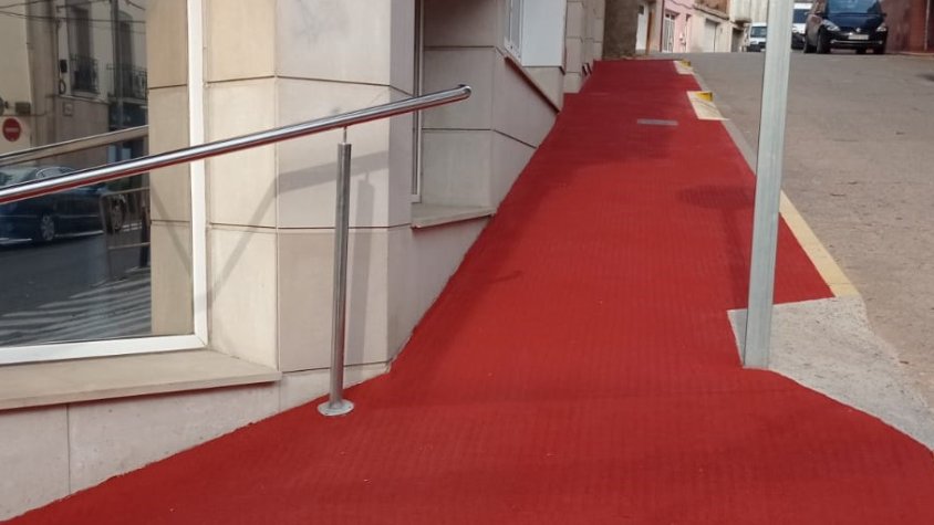 Imatge de l'estat actual de la vorera del carrer Ponent