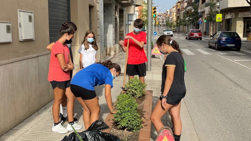 Els joves fan feines de jardineria i pintura