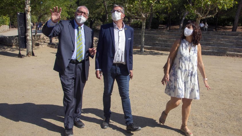 Visita d'autoritats a la plaça de la Bassa remodelada