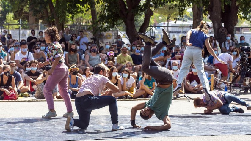 La cia. Moveo en plena actuació a la Ciutat Reguer