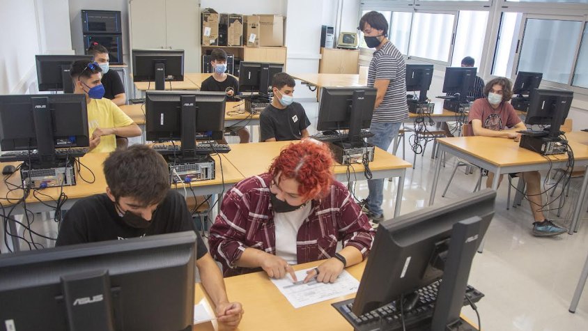 Els primers alumnes al nou edifici