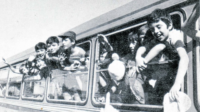 Els joves dalt del tren Platillo anant a les colònies de Senterada (1974)