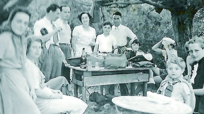 Grup d’exilitats a Montpeller. A la dreta na Jovita Mercader amb el seu fill Víctor, al darrere, dret a la dreta, en Ramon Sanahuja. Juny de 1939