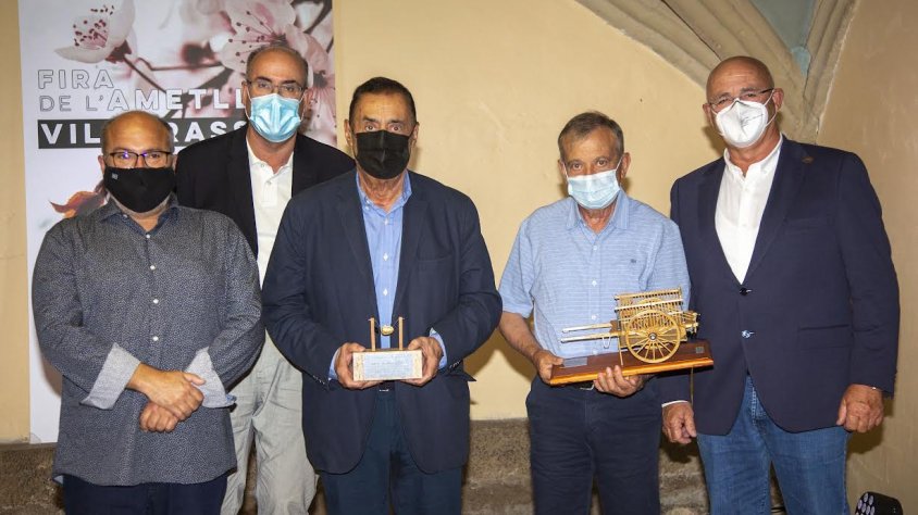 Foto de grup d'autoritats i homenatjats