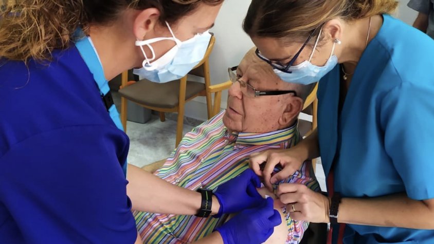 Un usuari del geriàtric rep la tercera dosi del vaccí