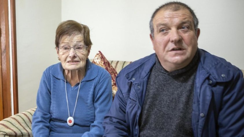 Una veïna afectada pel servei de teleassistència amb l'alcalde