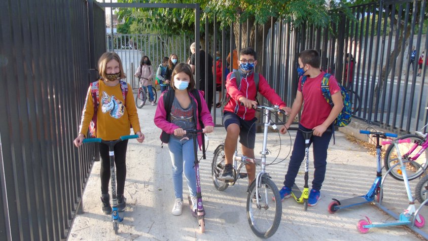 Alumnes amb patinet i bicicleta