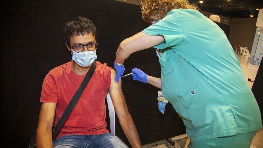 Un jove rep una dosi de la vacuna a l’Espai MerCAT