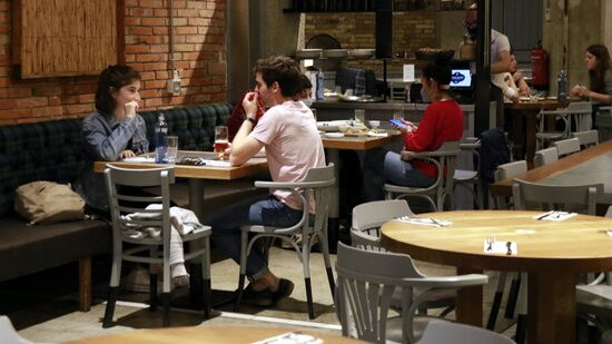 Comensals en un restaurant de Lleida
