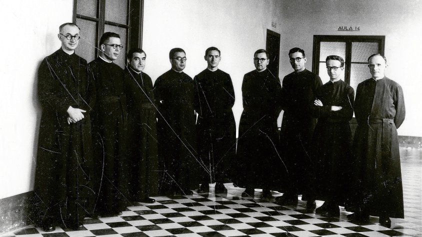 Grup de pares escolapis al primer pis de l'Escola Pia