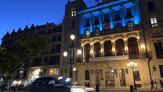 Imatge de la Paeria de Lleida il·luminada de blau l'any 2020