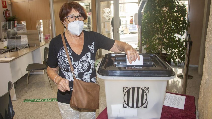 Una veïna votant divendres passat al vestíbul del consistori